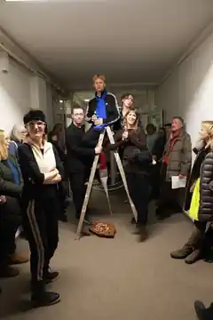 „Meet me in the hallway“