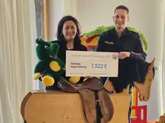 Polizeibeamte zeigen Herz