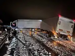 Lkw-Gespann kracht in Leitplanke