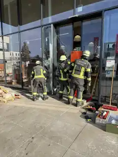 Mit Vollgas rückwärts in die Laden-Tür