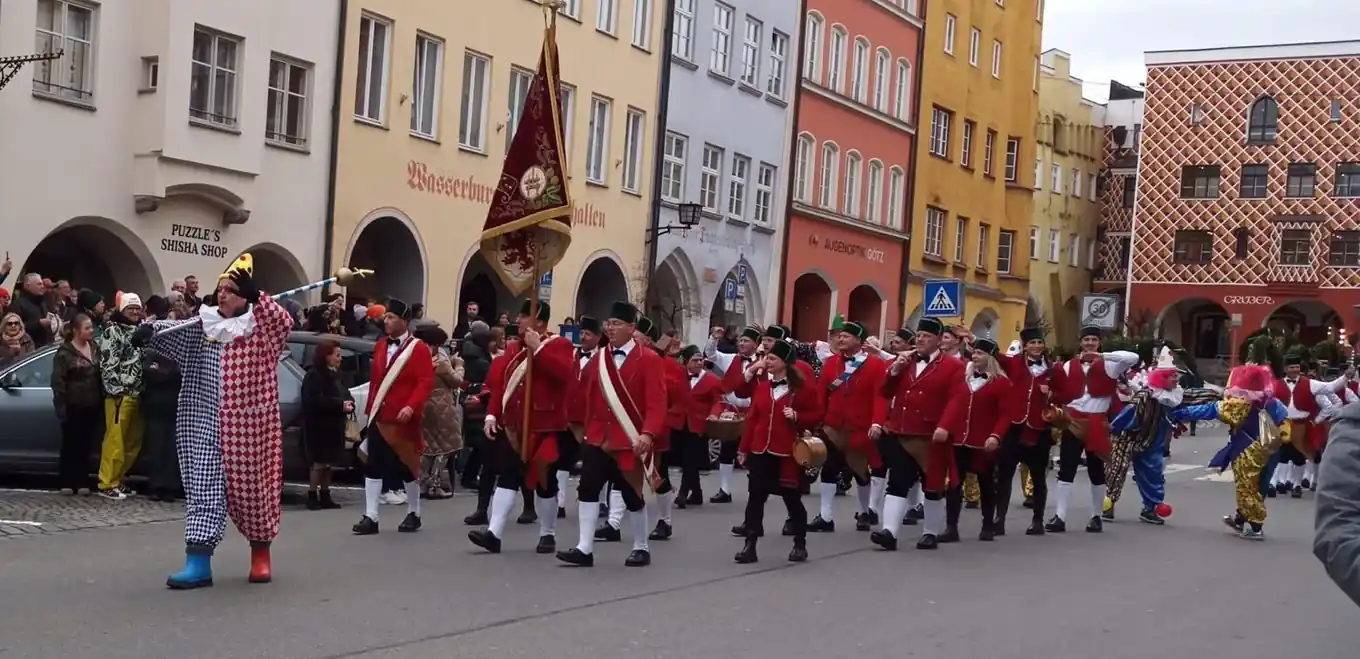Mit Reifenschwung und Musik