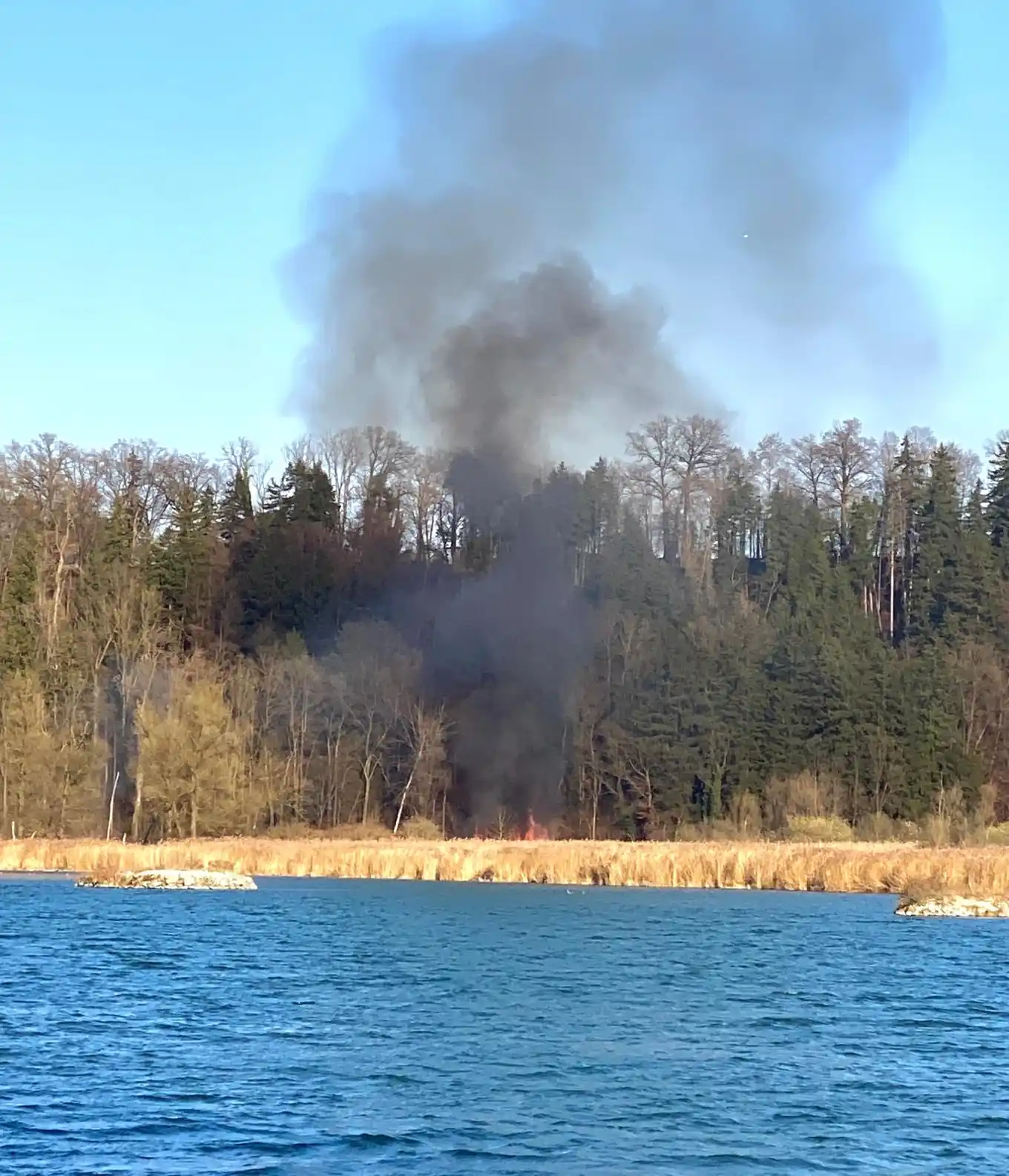 Brand am Innufer: Stundenlange Löscharbeiten