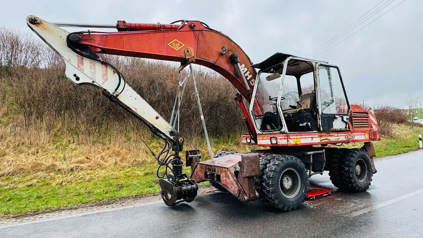 Bagger brannte auf Kreisstraße