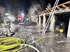 Mehrere Autos ein Raub der Flammen