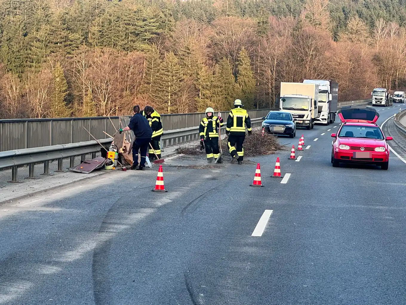 16.30 Uhr: Spektakulärer Unfall auf der B304