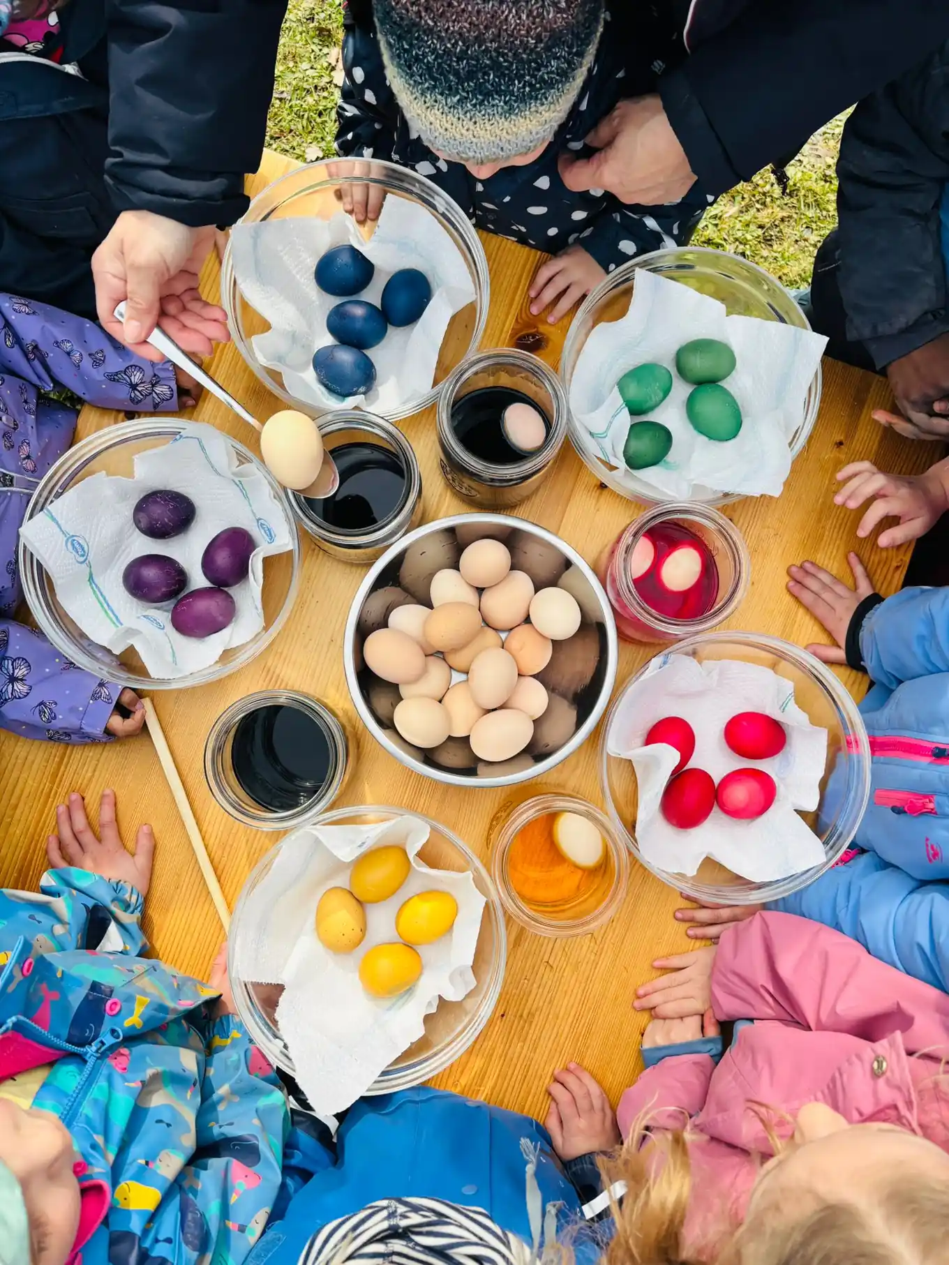 Montessori-Kinder helfen dem Osterhasen