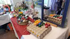 Bunte Ostereier und kuschelige Hasen