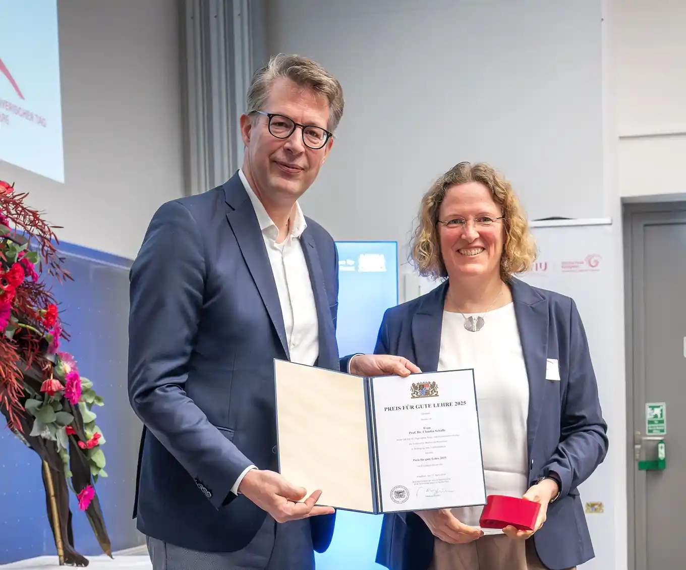 Eine Wertschätzung für Hochschul-Professorin
