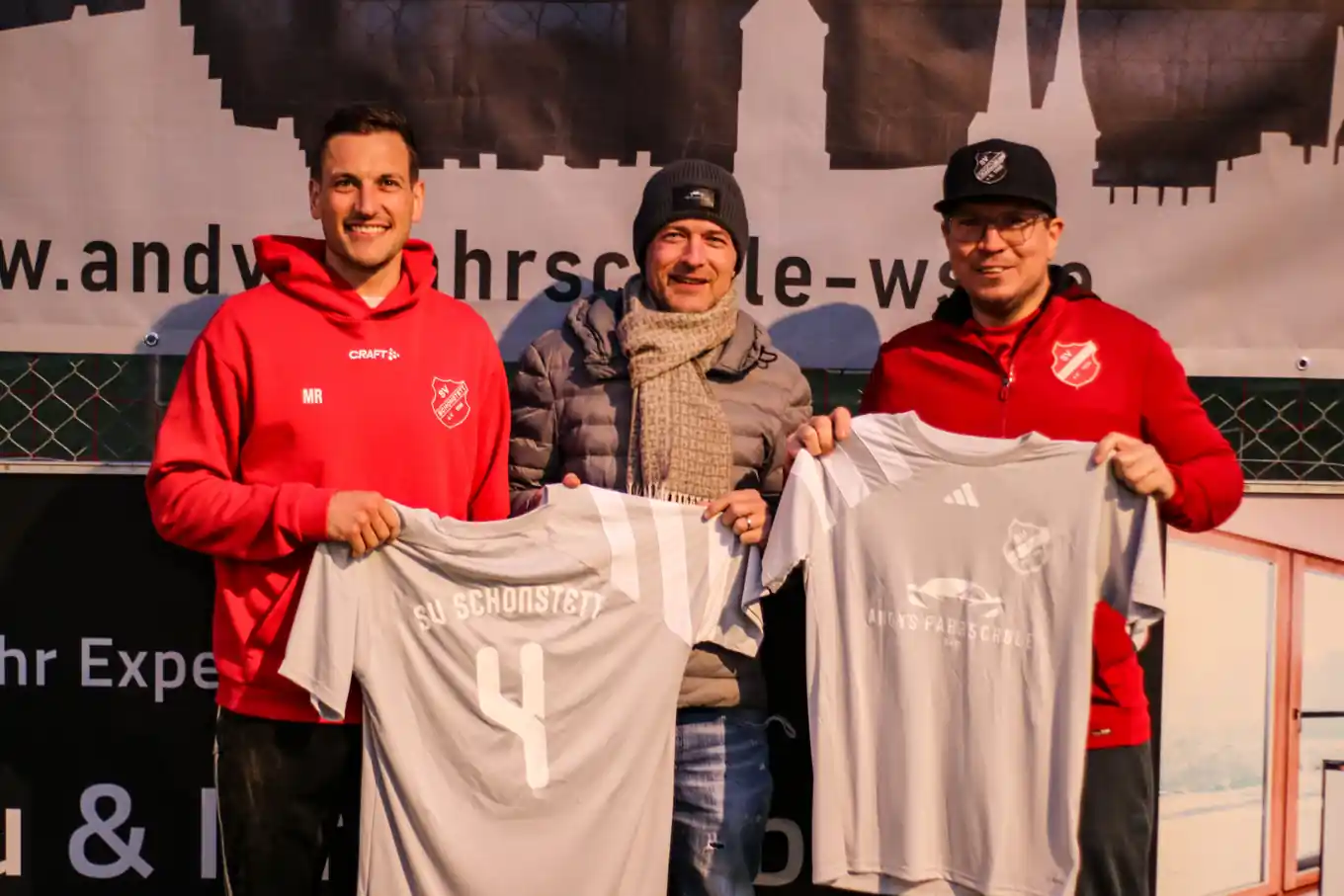 Freude über neue Trikots