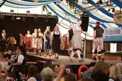 Musi, Menschen, Modenschau