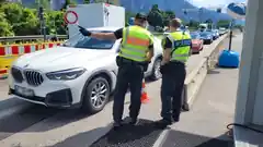 Mit Messer und „Hitler-Gruß“