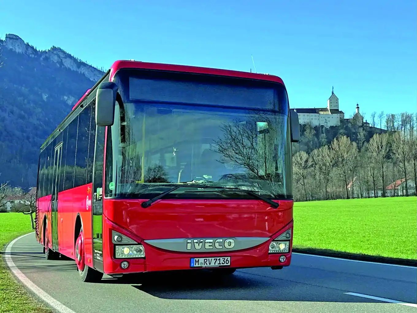 Ausflugsbus fährt wieder
