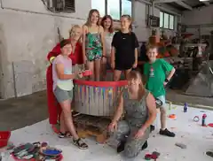 Kleine Künstler mit Kunstprojekt ganz groß
