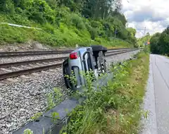 Donnerstagnachmittag: Pkw kippt in Gleisbett