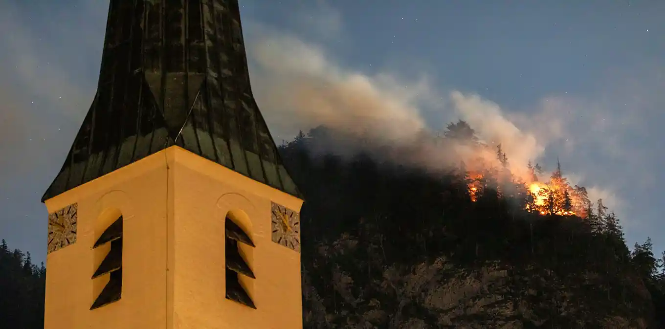 UPDATE Waldbrand: Feuer breitet sich talwärts aus
