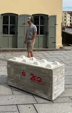 Klemmbausteine aus Beton im ganzen Stadtgebiet