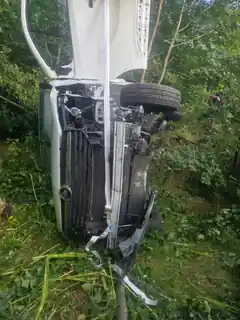 Lieferwagen überschlug sich an Böschung