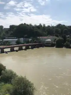Ebbe im Rhein – grauebraune Fluten im Inn