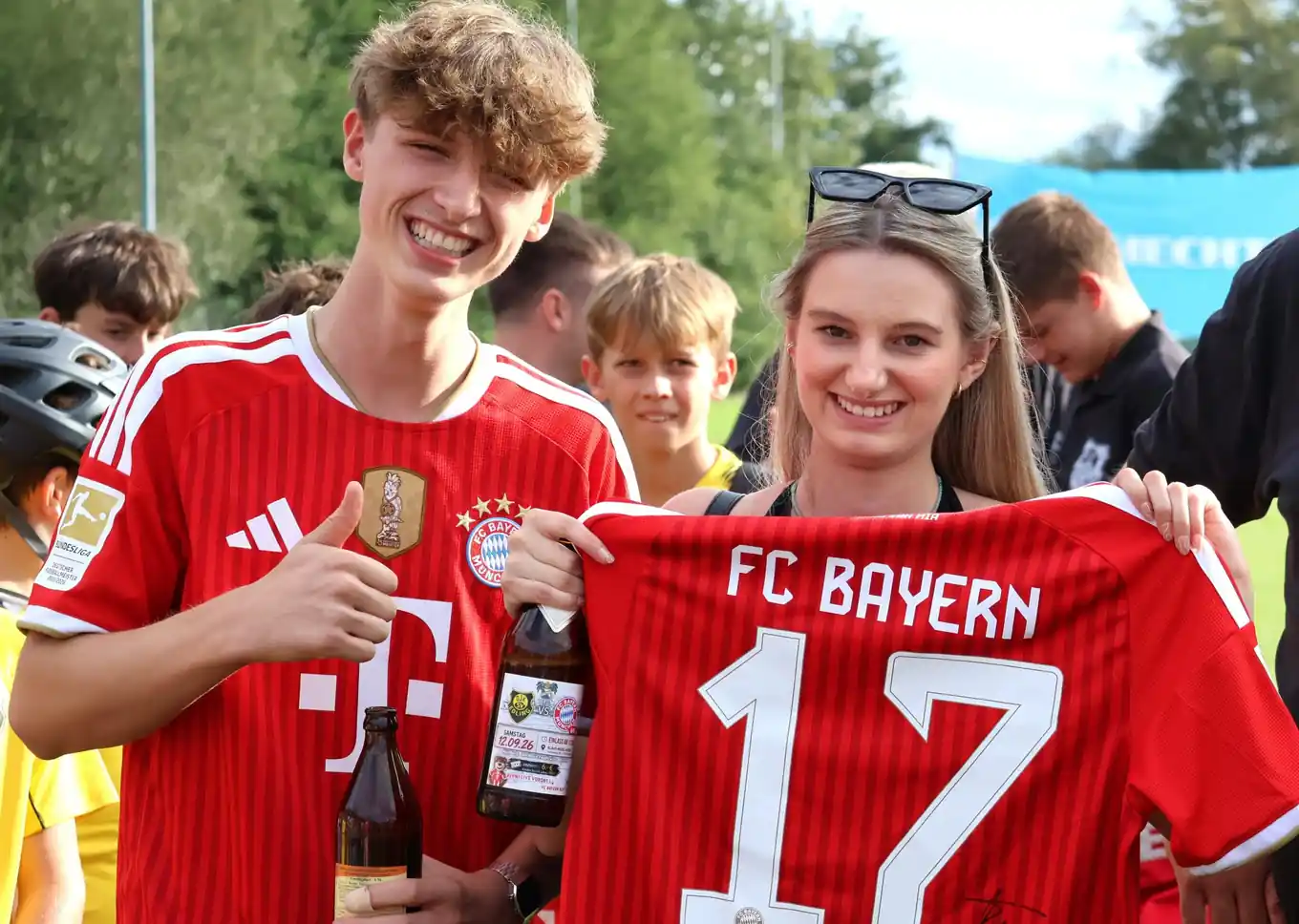 Geschwister ersteigern Olise-Shirt für 910 Euro