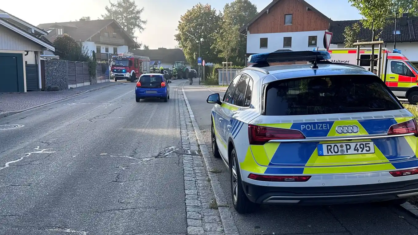 Traktor kracht in Pkw