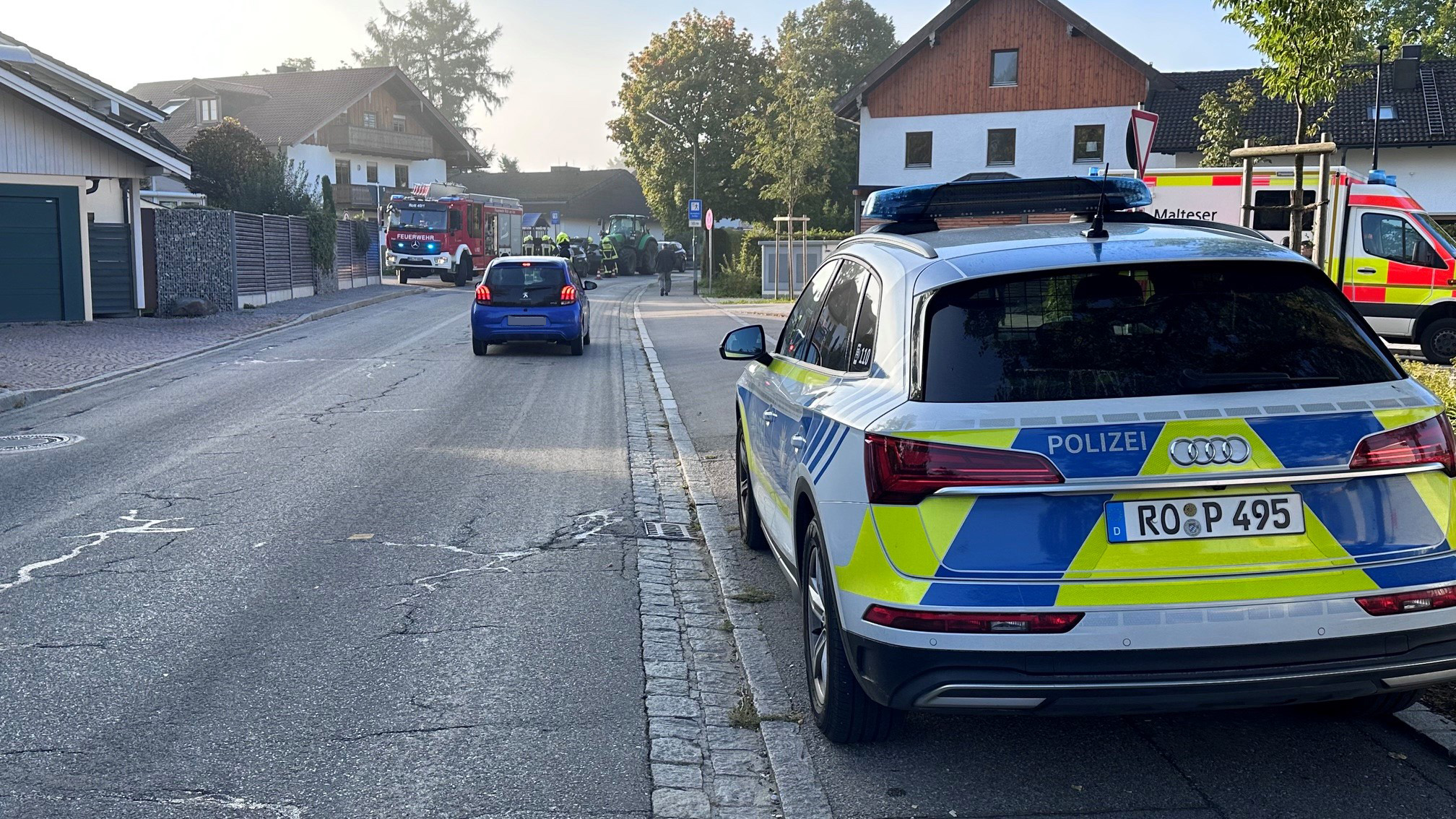 Traktor kracht in Pkw