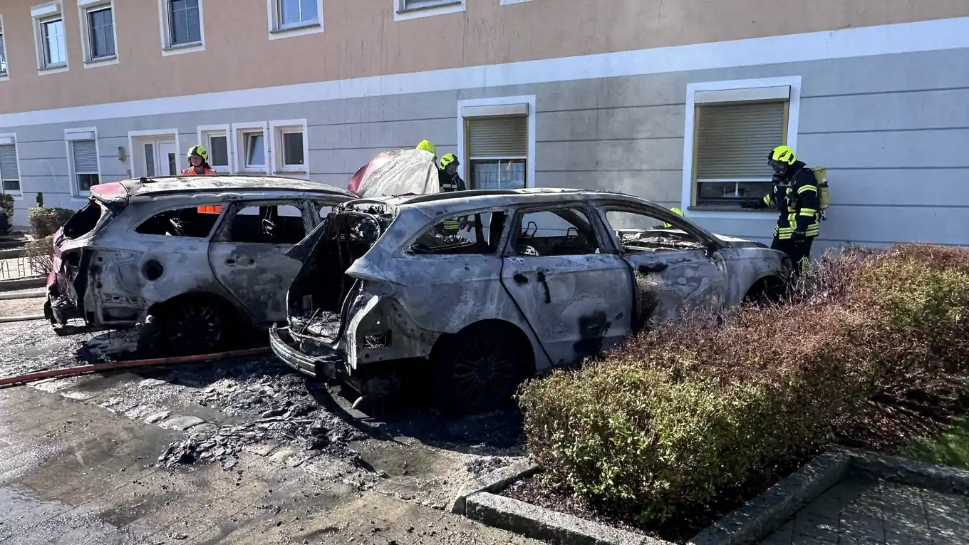 13.15 Uhr: Autos lichterloh in Flammen