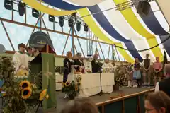 Viele Gläubige am Altar des Herren