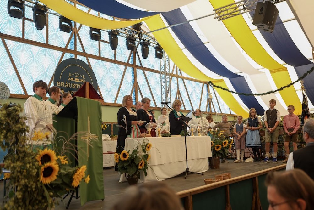 Viele Gläubige am Altar des Herren