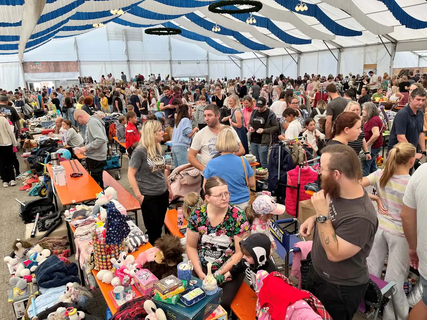 Zeltflohmarkt platzte aus allen Nähten