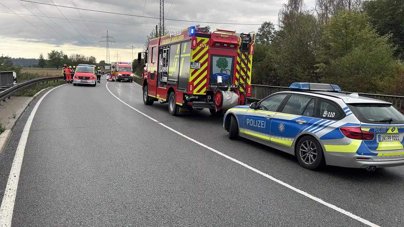 Biker rutscht unter Leitplanke