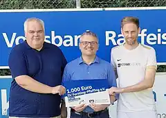 Einer mäht, einer markiert: Roboter helfen Fußballern