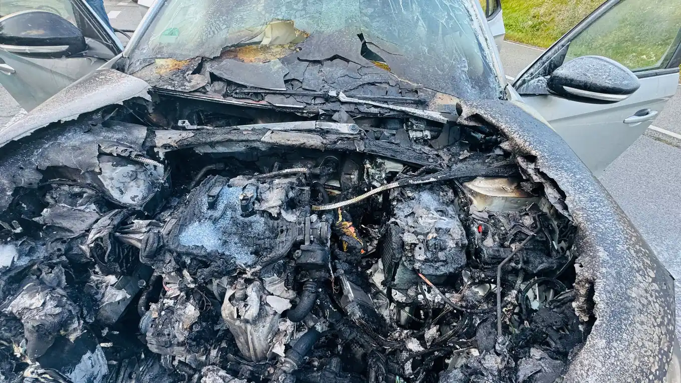 Erneut fing ein Fahrzeug sofort Feuer
