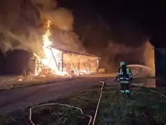 In der Nacht: Lagerhalle ein Raub der Flammen