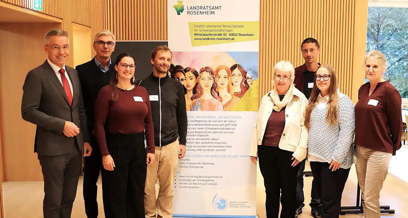 Die einen Schutzschirm über Frauen in Notlagen spannen
