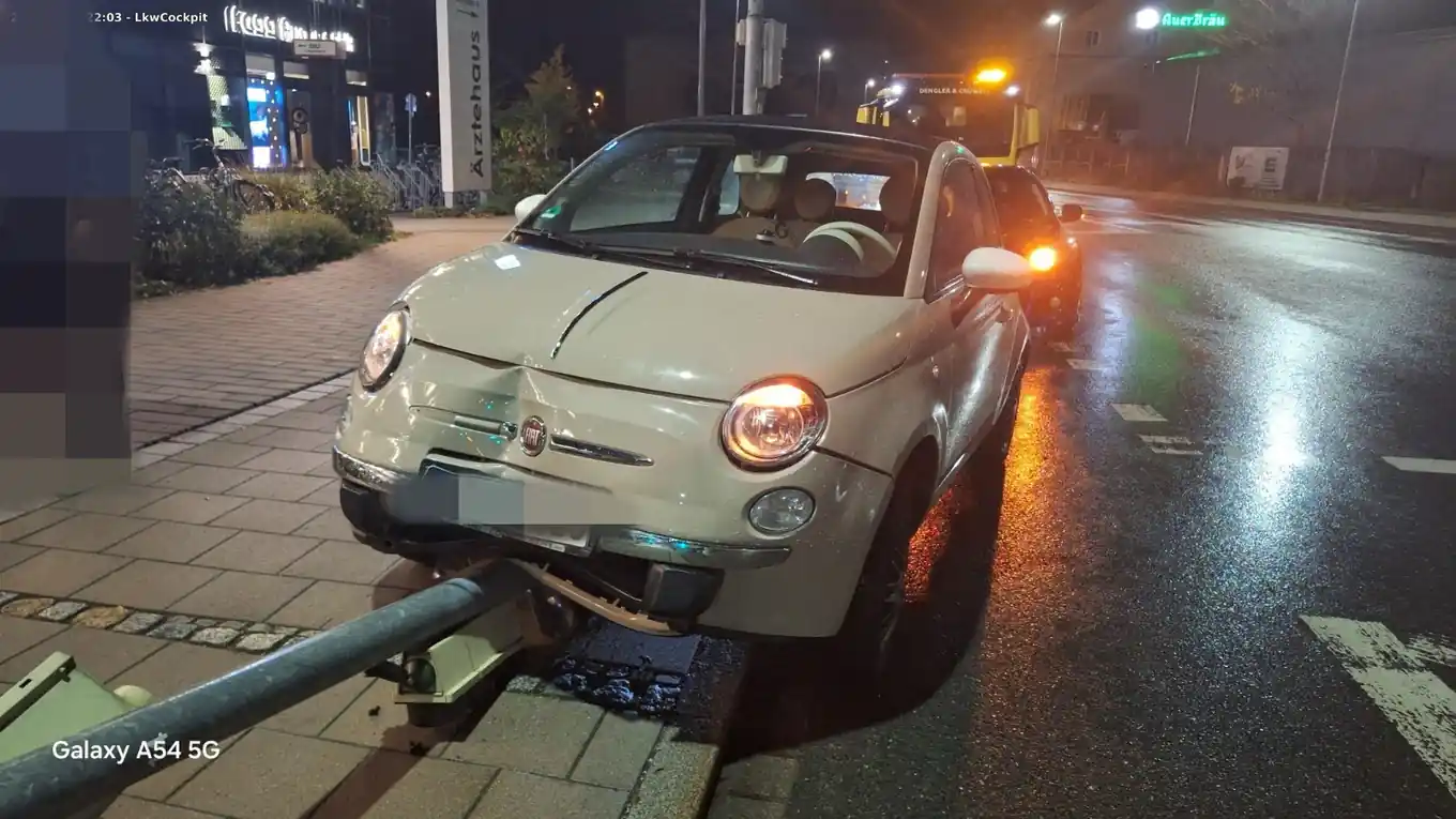 Ampel umgefahren: Mast fiel auf Gehweg