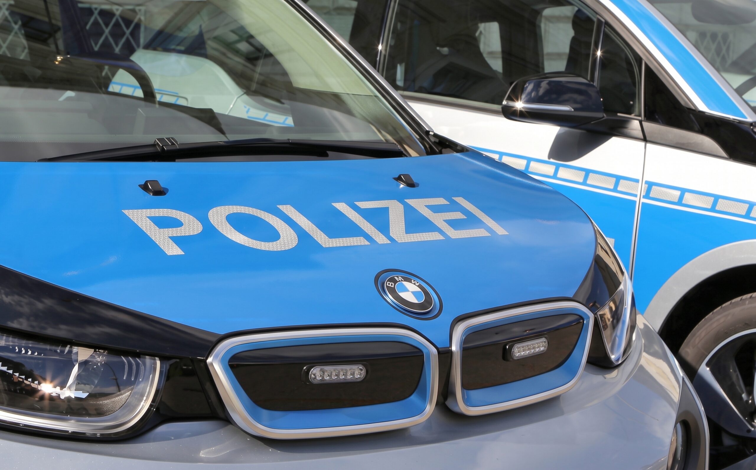 Junge Bikerin mit Glück im Unglück