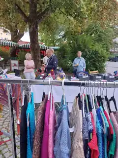 Buntes Handwerk unter dem Lieblingsbaum