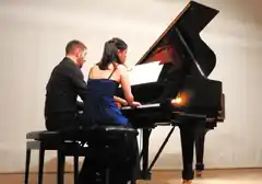 Vier Hände für ein Klavier